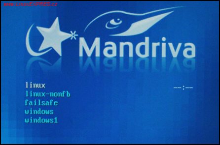 Obrázek: Startovací nabídka Mandrivy 2007 s výběrem Linuxu a Windows